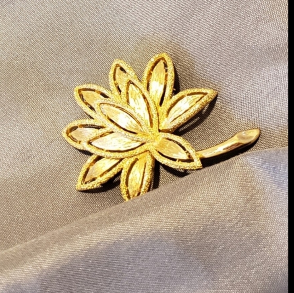 Vintage Avon Gold Brooch Stamp Collectible Pristine Fern Floral Pin Heirloom